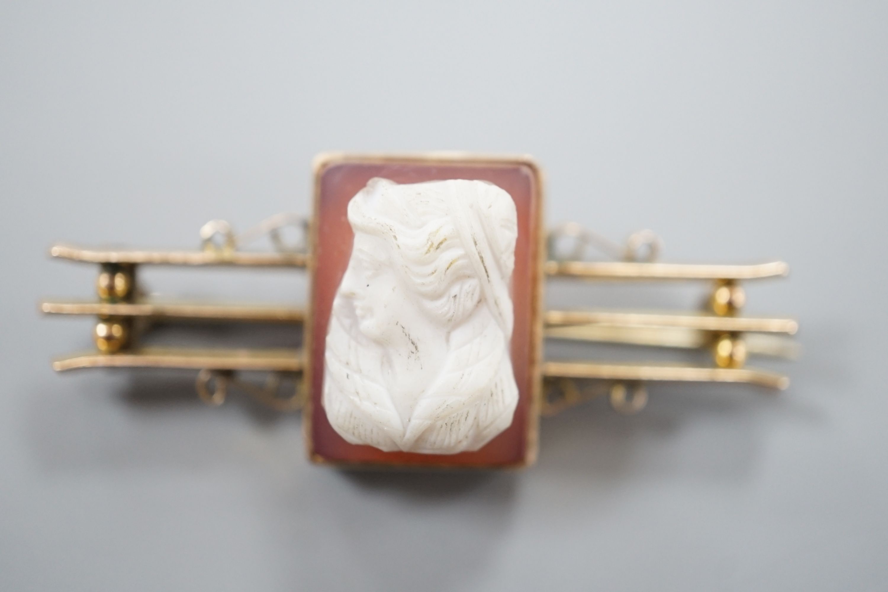 An early 20th century 9cy and sardonyx square cameo set bar brooch, carved with the bust of a lady to dexter, 45mm, gross weight 7.6 grams.